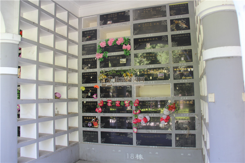 外侨公墓鲜花壁葬